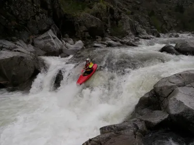 Le Seuil en glissière au milieu des Gorges de Sainte-Hélène